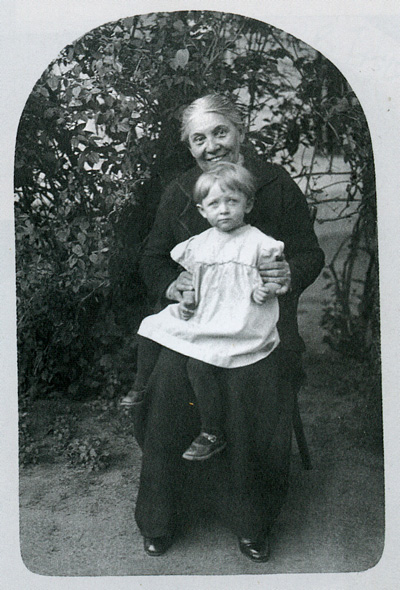К.К. Алелекова во дворе школы с племянницей Михаила Булгакова Ольгой