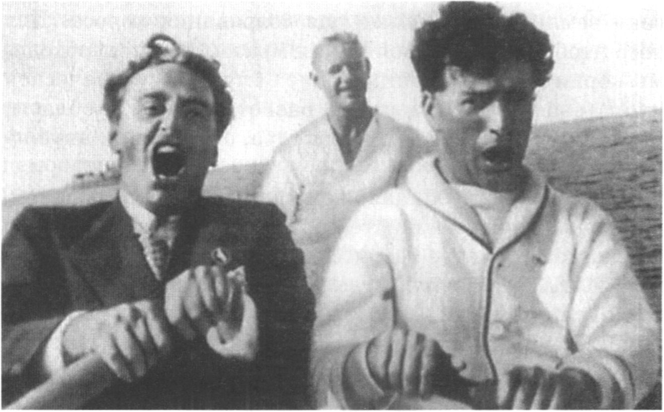 Григорий Александров и Чарли Чаплин поют «Песню о Родине»