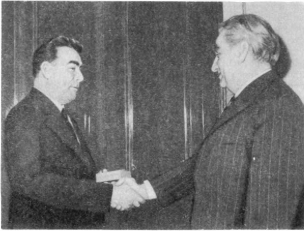 Л.И. Брежнев вручает Г.В. Александрову орден Трудового Красного Знамени. 1963 г