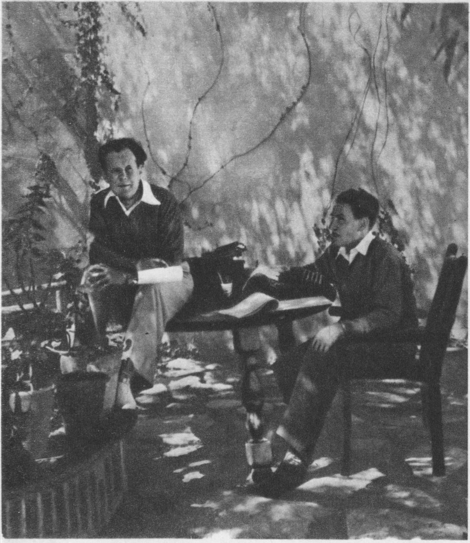 С. Эйзенштейн и Г. Александров работают над сценарием «Золото Зуттера». Голливуд. 1929 год