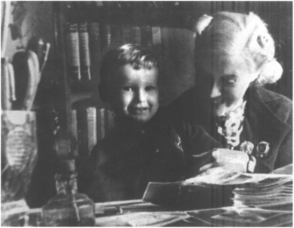 Любовь Орлова с внучатым племянником Васей Голиковым. 1940 г