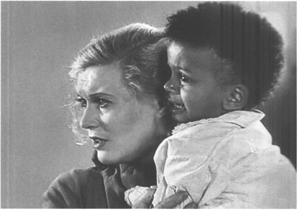 Марион Диксон (Орлова) с сыном Джимом (Джеймс Паттерсон). Кадр из фильма «Цирк». 1936 г