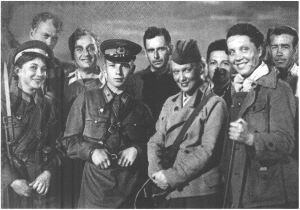 С Виктором Талалихиным на съёмках «Боевого сборника». Во втором ряду (второй слева) — Г.В. Александров. 1941 г