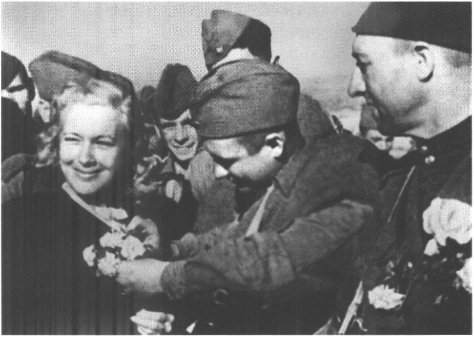 После фронтового концерта. 1942 г После фронтового концерта. 1942 г