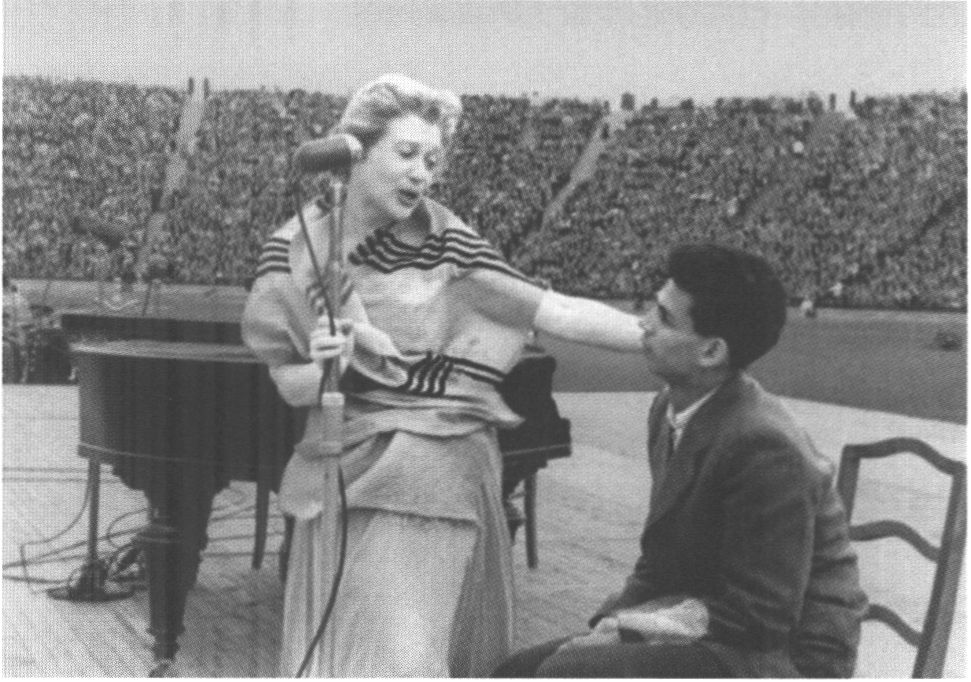 С Джеймсом Паттерсоном на концерте на стадионе им. Кирова. Ленинград, 1958 г С Джеймсом Паттерсоном на концерте на стадионе им. Кирова. Ленинград, 1958 г