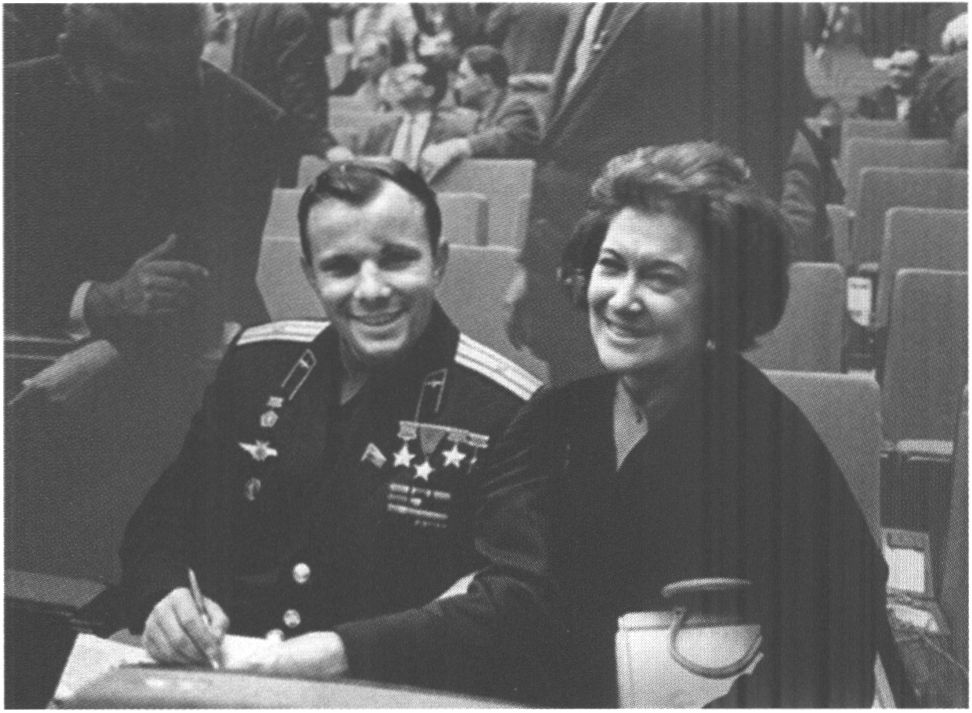 С Юрием Гагариным на IV Московском международном кинофестивале. Июль 1965 г С Юрием Гагариным на IV Московском международном кинофестивале. Июль 1965 г
