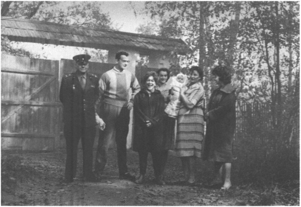 Л.П. Орлова (в центре) с семьёй Голиковых на даче. Внуково, 1961 г. Публикуется впервые  Л.П. Орлова (в центре) с семьёй Голиковых на даче. Внуково, 1961 г. Публикуется впервые