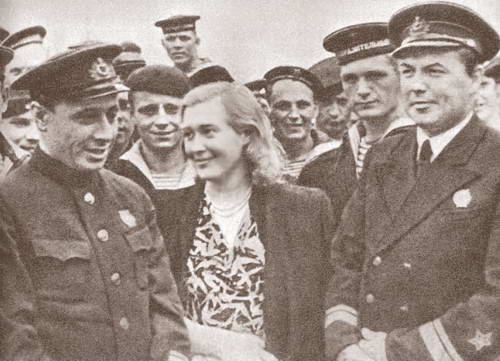 Актриса в гостях у моряков крейсера «Молотов» в грузинском порту Поти. Фото 1942 г