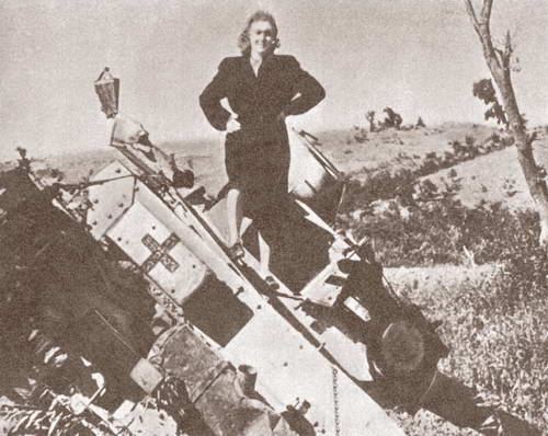 Сталинград. Орлова у разбитого немецкого танка. Фото 1943 г