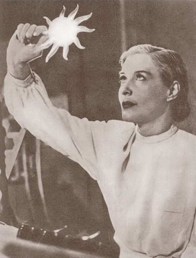 В фильме «Весна» Орлова сыграла сразу две роли — суховатая научная дама Никитина.