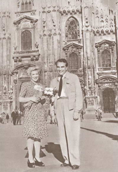 Орлова и Александров представляли советское кино во многих странах мира. Вверху — «звездные» супруги на площади перед Миланским собором