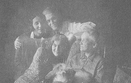 Нонна Петровна Орлова (сестра), Петр Федорович Орлов (отец), Любовь Орлова, Евгения Николаевна (мать) с Бимкой, начало 30-х годов
