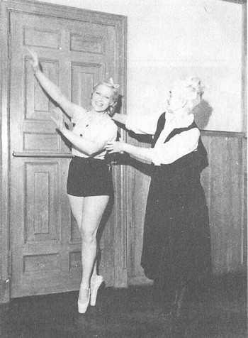 С педагогом в танцклассе, середина 30-х годов