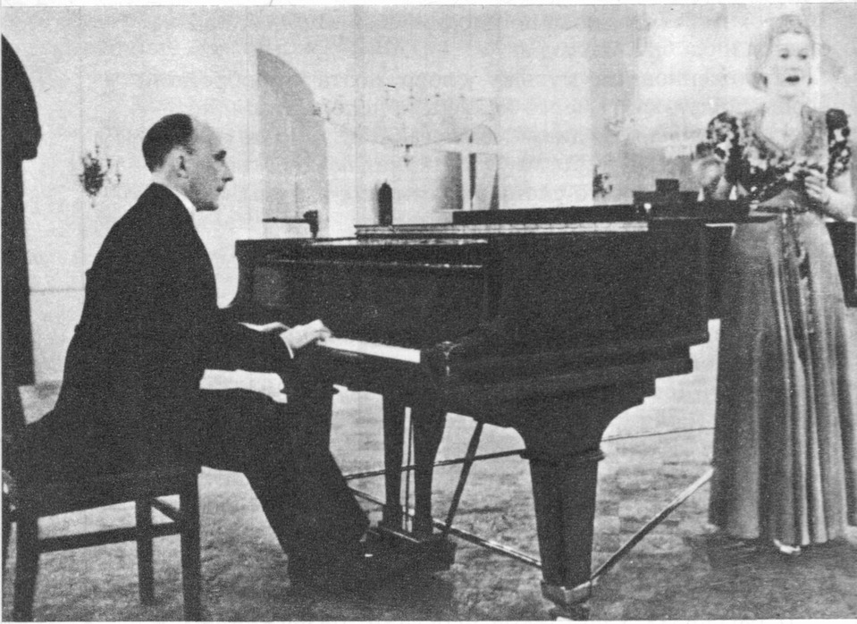 Л. Орлова на концерте. У рояля — Л. Миронов