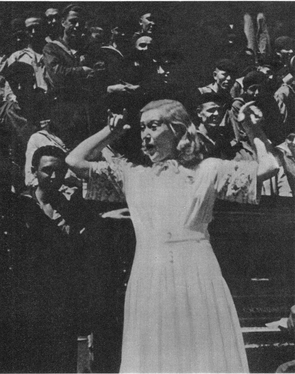 Выступление Л. Орловой на линкоре «Севастополь». Поти, июнь 1943