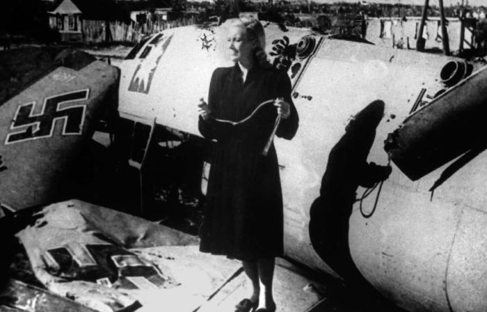 Любовь Орлова выступает перед советскими воинами на крыле сбитого фашистского самолета
