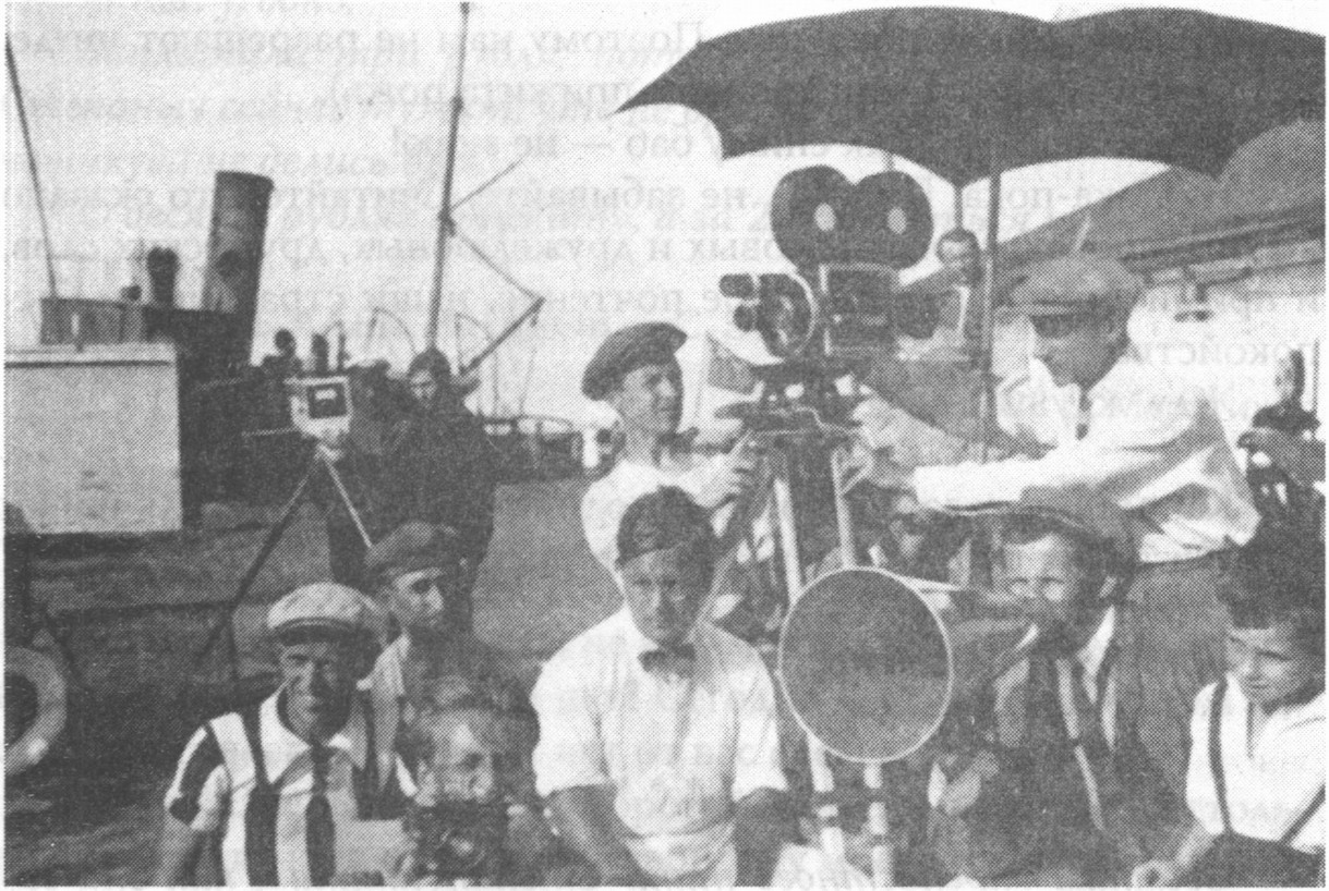 Кинооператор Эдуард Тиссэ (справа от киноаппарата) и Сергей Эйзенштейн (с рупором) на съемках легендарного «Броненосца «Потемкин»