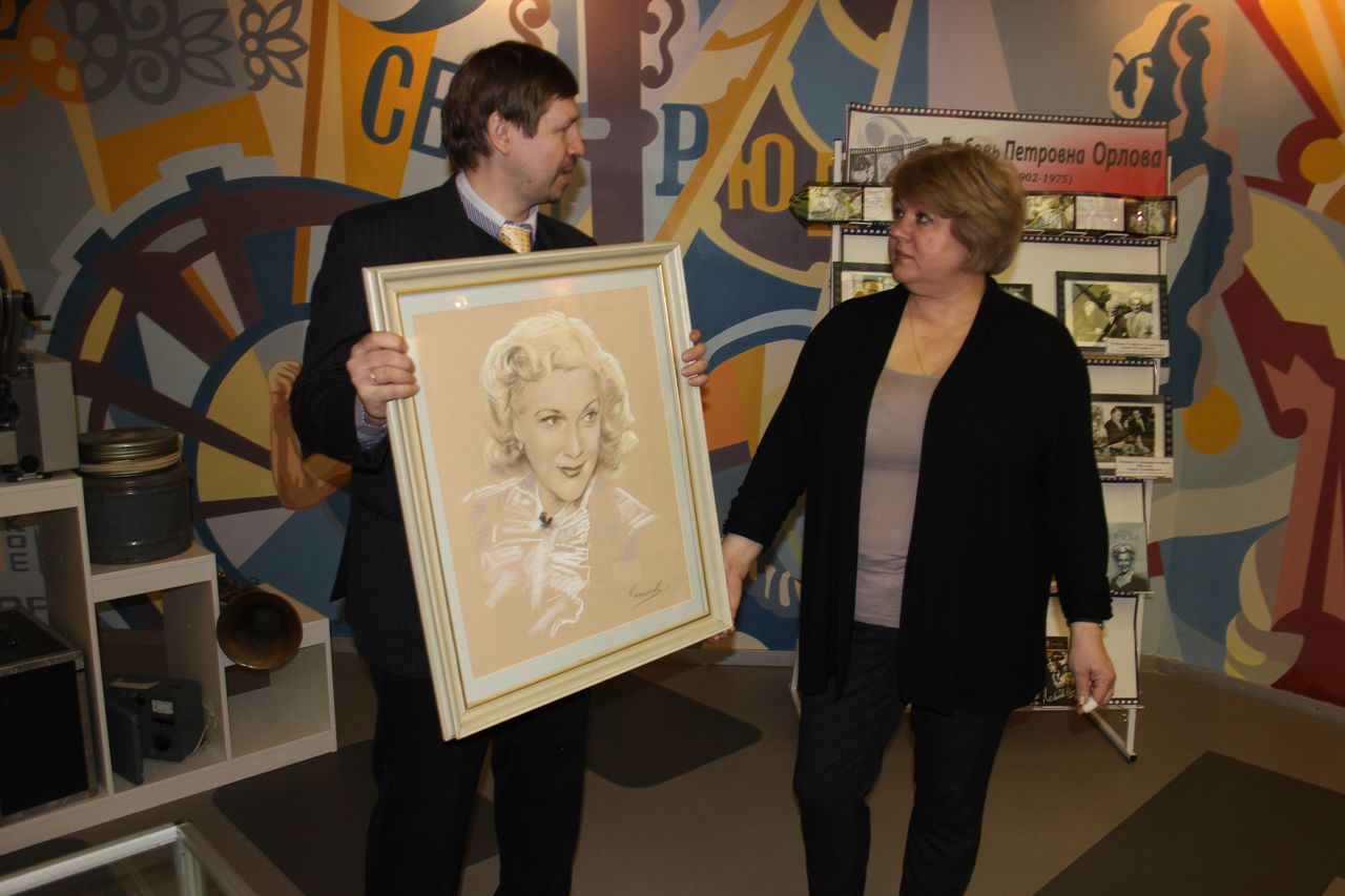 Культурный центр имени Любови Орловой в Звенигороде получил в подарок ее портрет