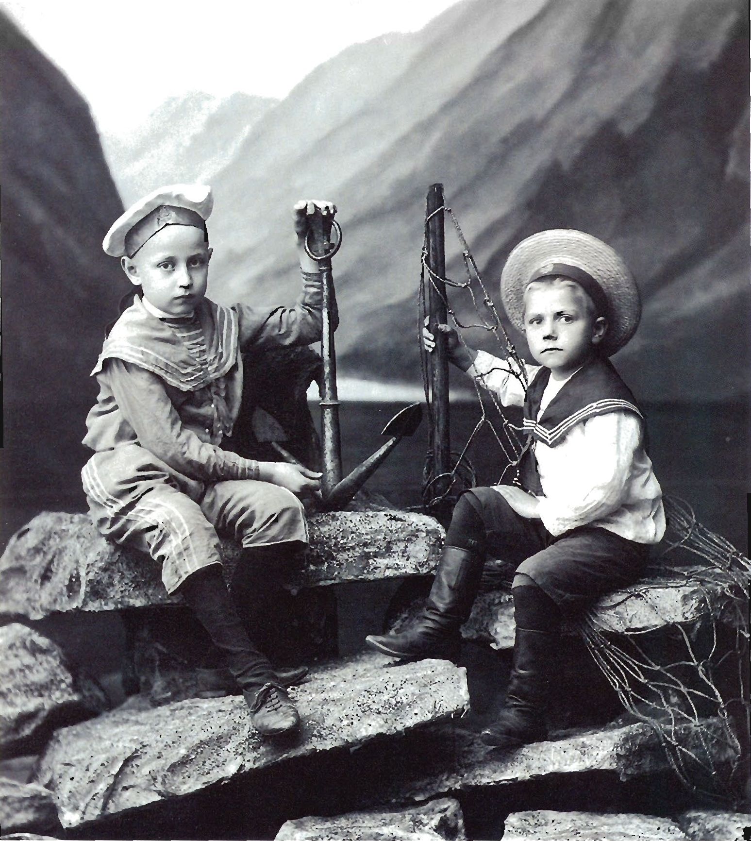 Свои творческие изыскания дед начал в 12 лет. Гриша Александров (слева). Екатеринбург