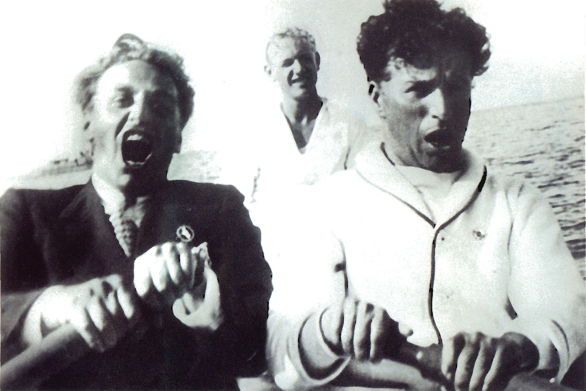 Г. Александров и Ч. Чаплин поют дуэтом песню «Волга-Волга». Голливуд, начало 30-х годов