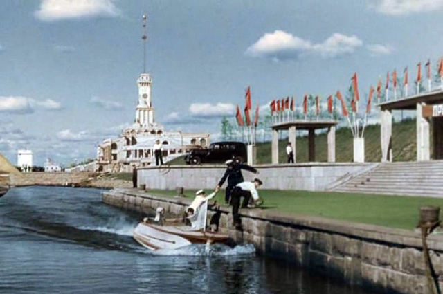 В фильме «Волга-Волга» Северный речной вокзал предстаёт во всей красе. Памятник архитектуры в виде корабля, плывущего вдоль Химкинского водохранилища, был готов в марте 1937 г. Он стал символом того, что Москва получила связь с Волгой и выход к северным и южным морям.